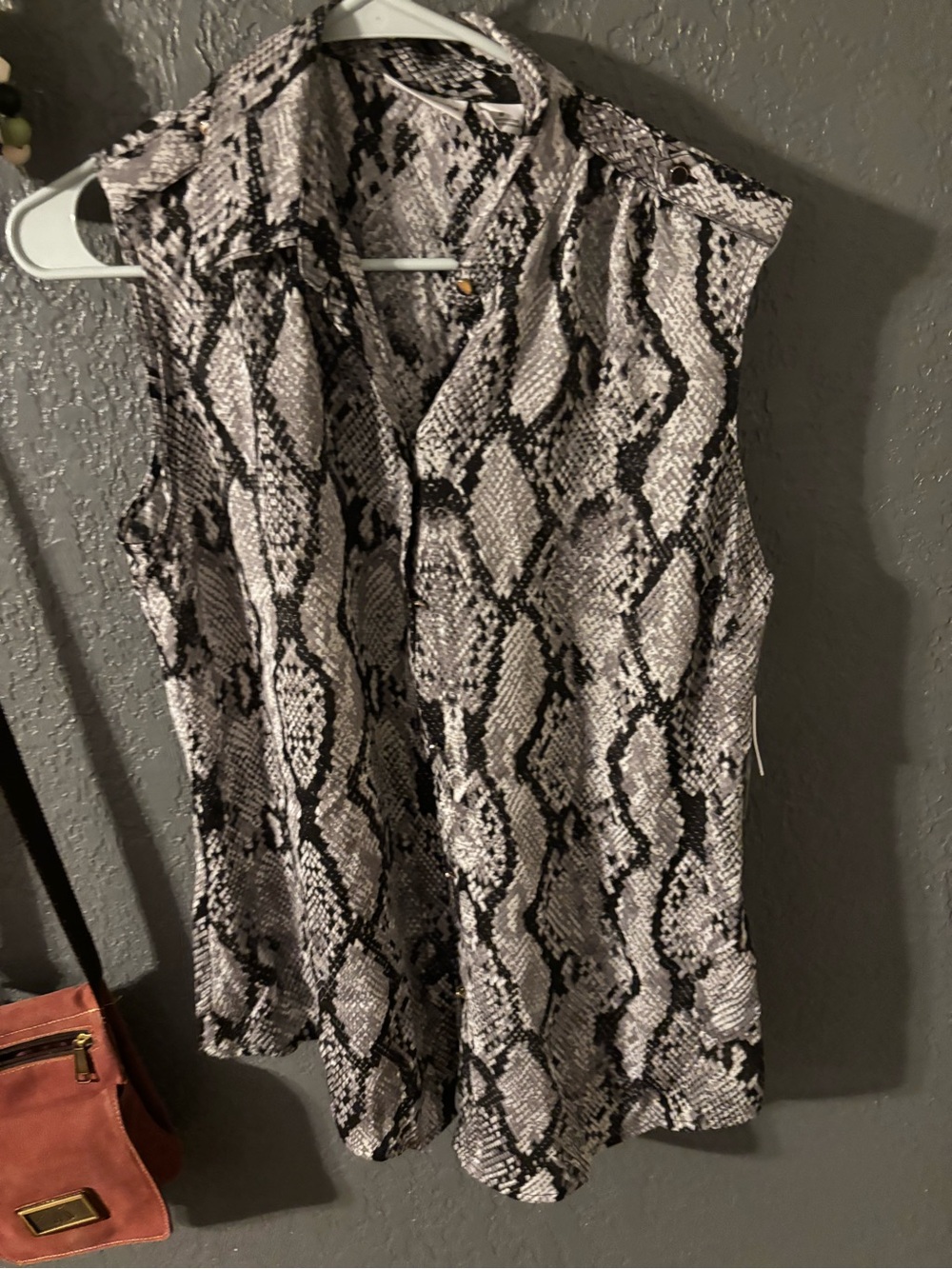 Womens size M New With Tags Sleeveless Snake Print Blouse - Black & White